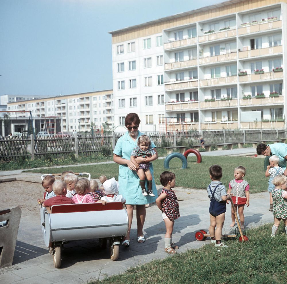 DDR-Bildarchiv: Halle an der Saale - DDR - Kindergarten Halle-Neustadt 1969