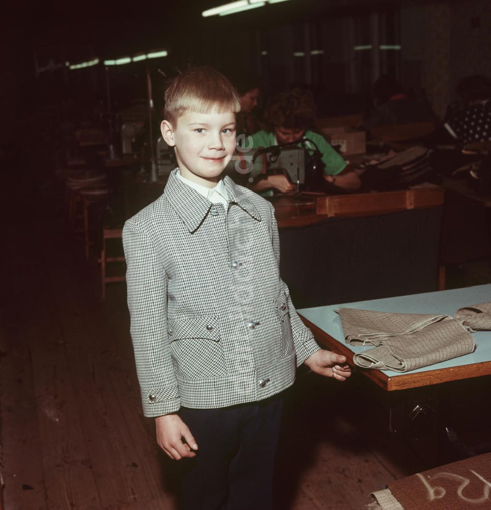 DDR-Fotoarchiv: Brandenburg / Havel - DDR - Kindermode 1969