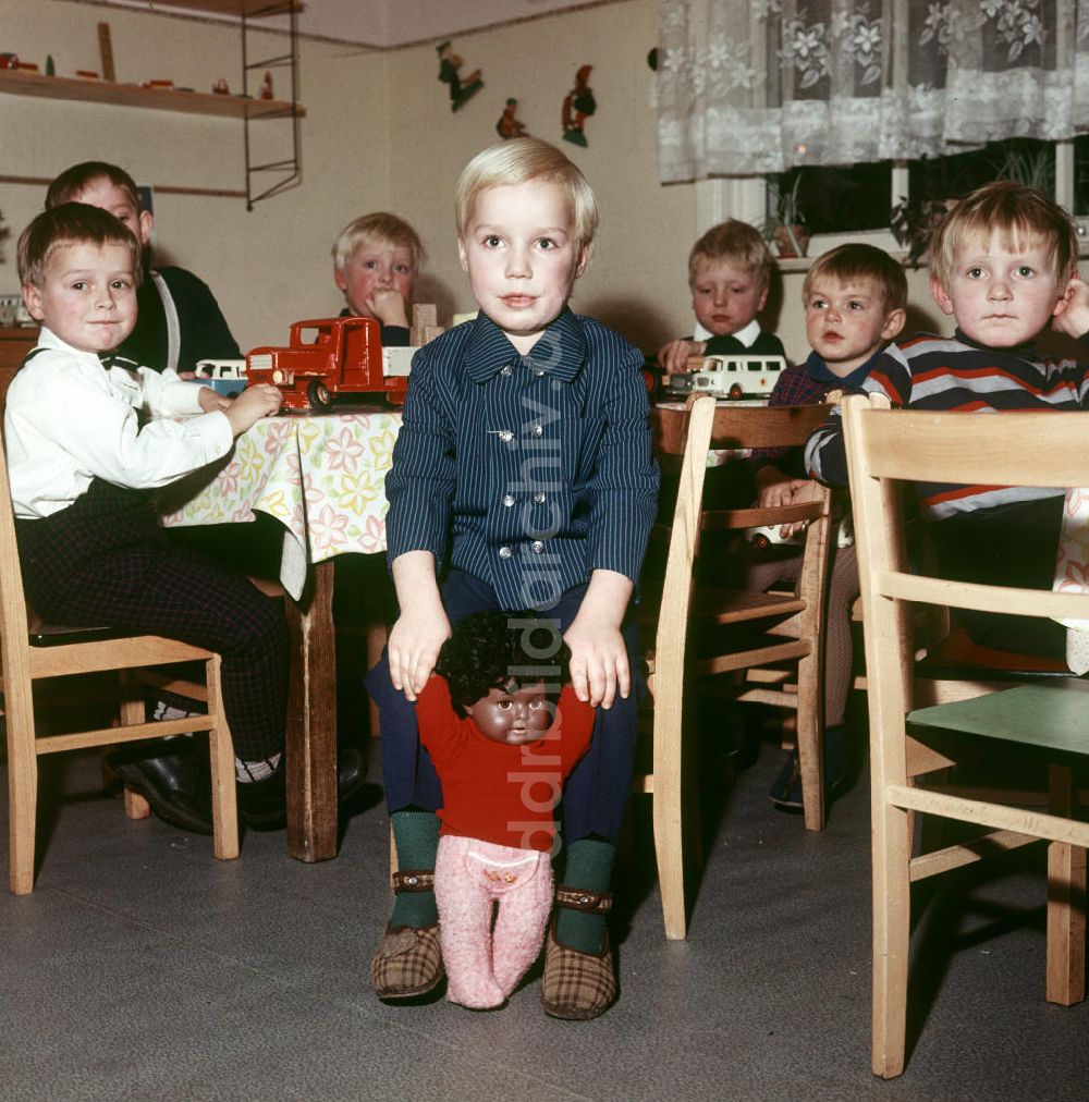 Brandenburg / Havel: DDR - Kindermode 1969
