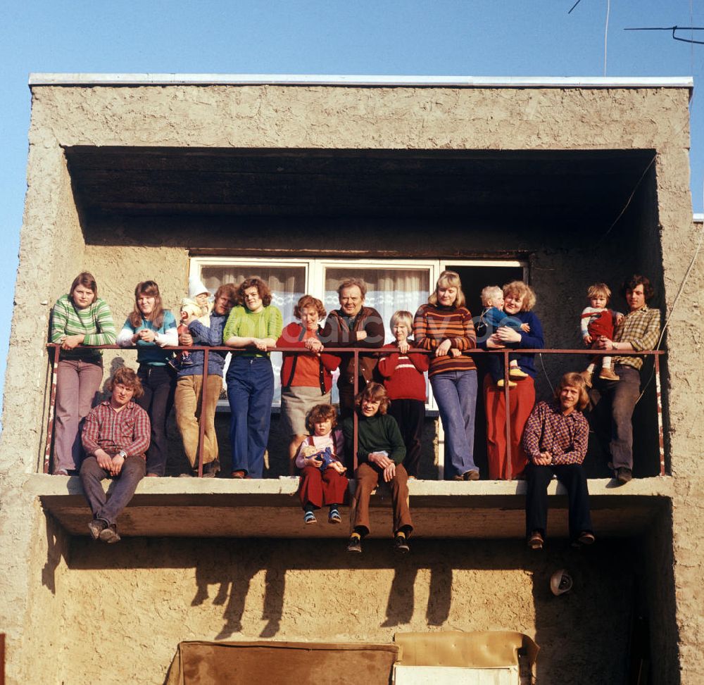 Neubrandenburg: DDR - Kinderreiche Familie 1976