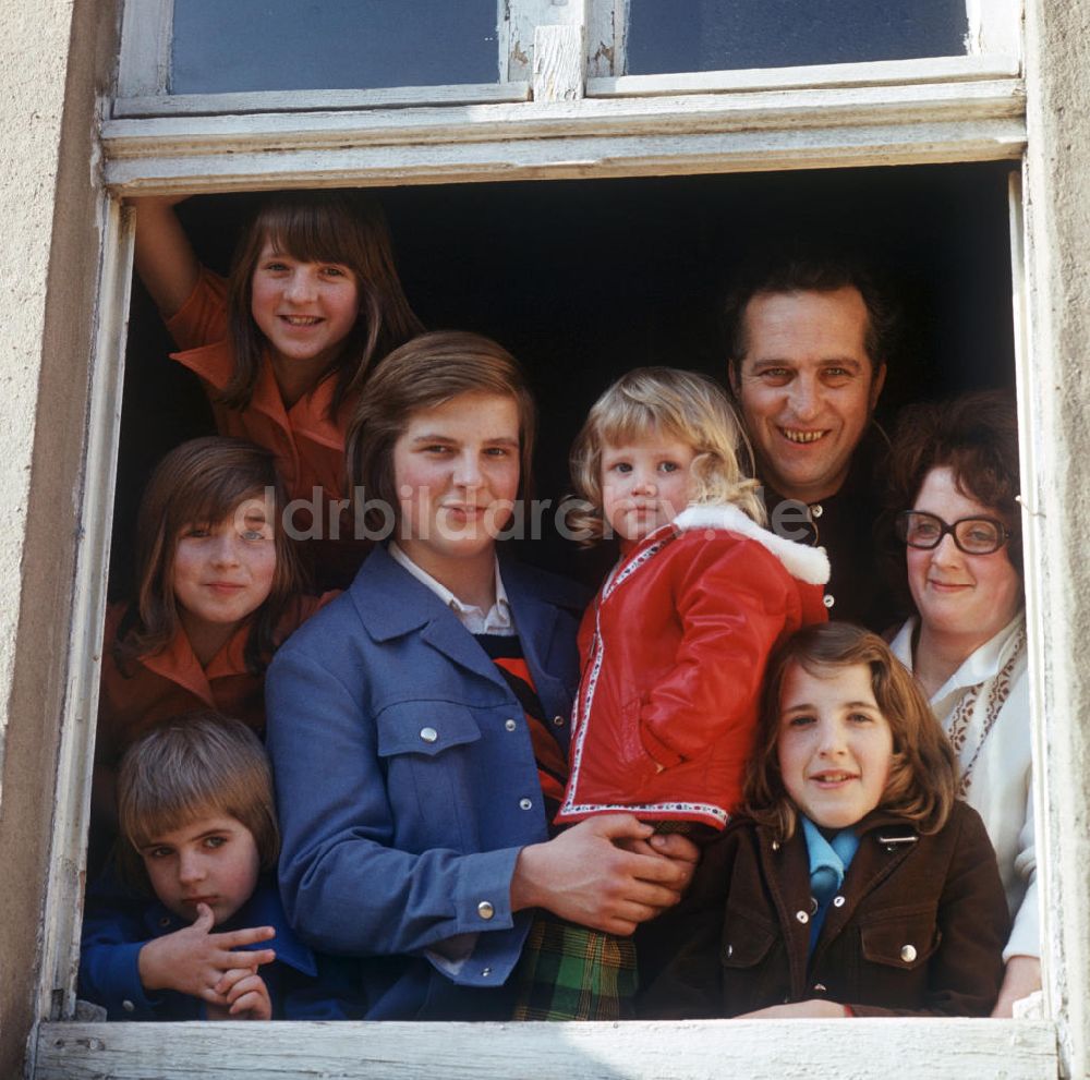 DDR-Bildarchiv: Neubrandenburg - DDR - Kinderreiche Familie 1976