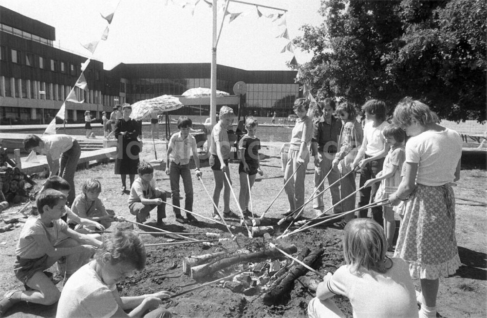 DDR-Bildarchiv: Berlin - DDR - Kindertag im Pionierpalast in Ostberlin