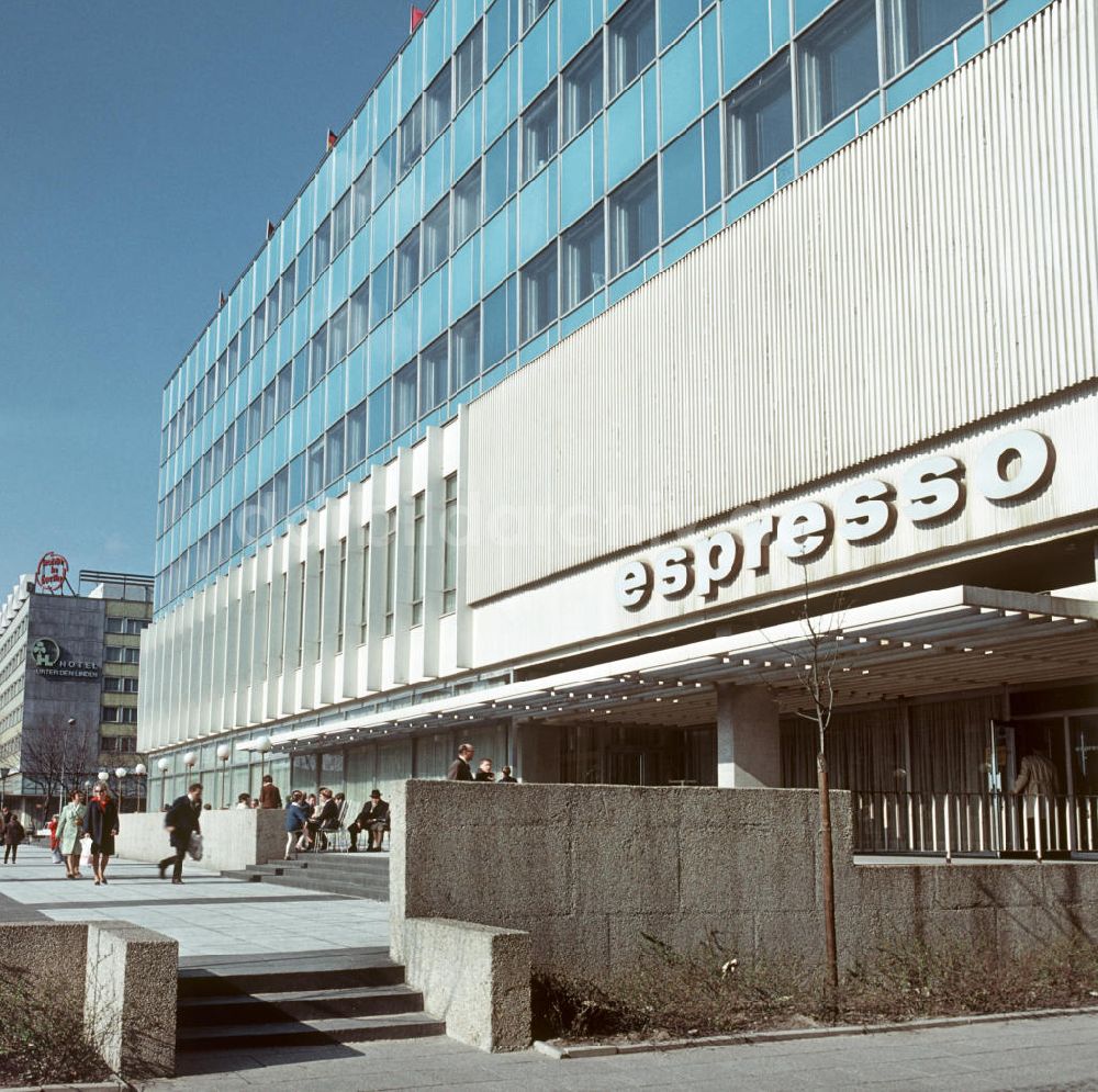 Berlin: DDR - Lindencorso in Berlin 1970
