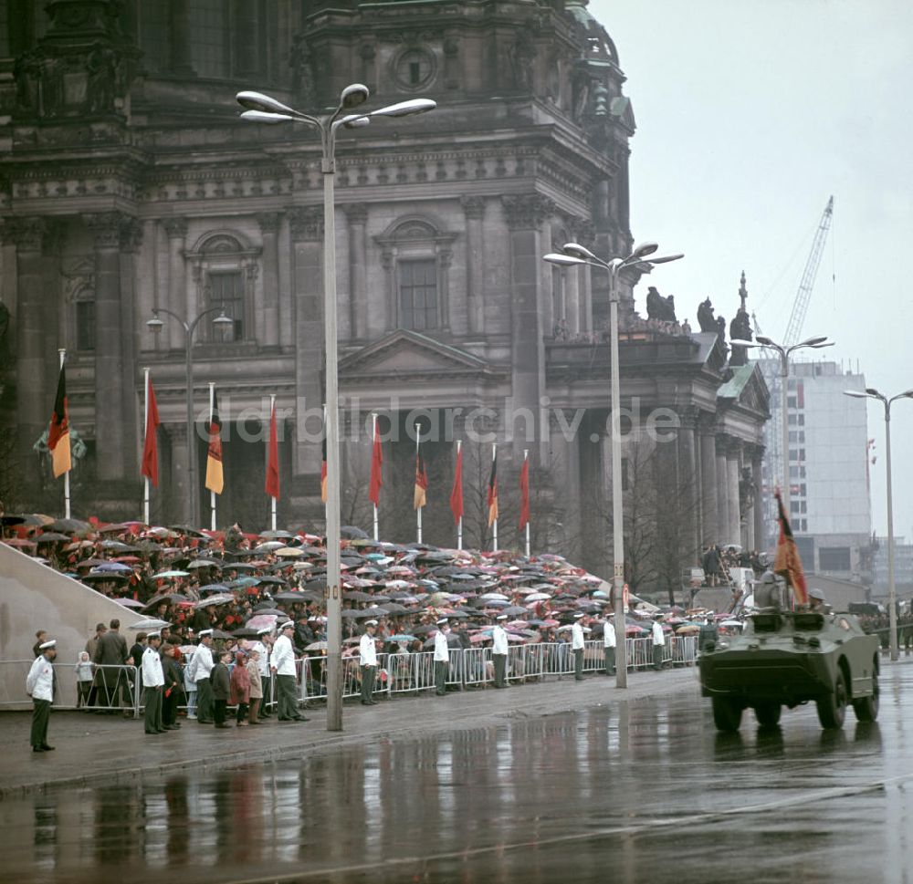 Berlin: DDR - Mai-Demonstration 1969