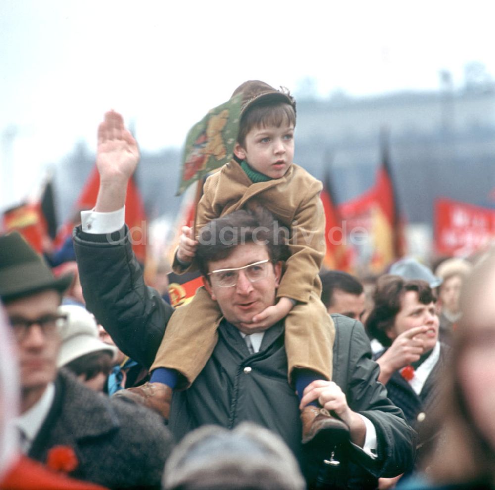 DDR-Bildarchiv: Berlin - DDR - Mai-Demonstration 1970