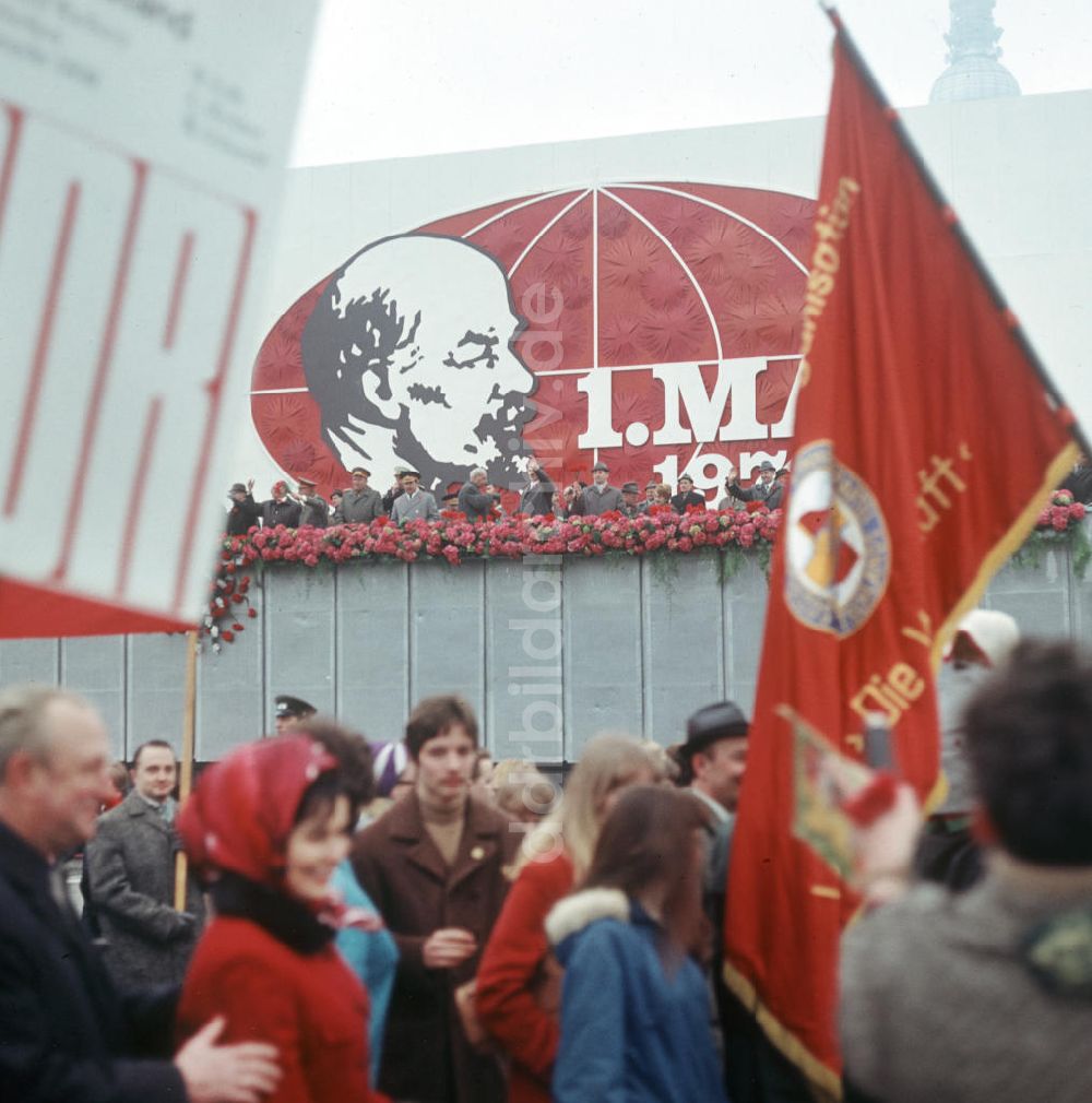 Berlin: DDR - Mai-Demonstration 1970