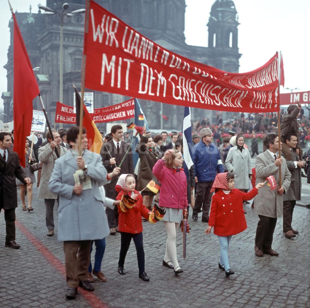DDR-Fotoarchiv: Berlin - DDR - Mai-Demonstration 1970
