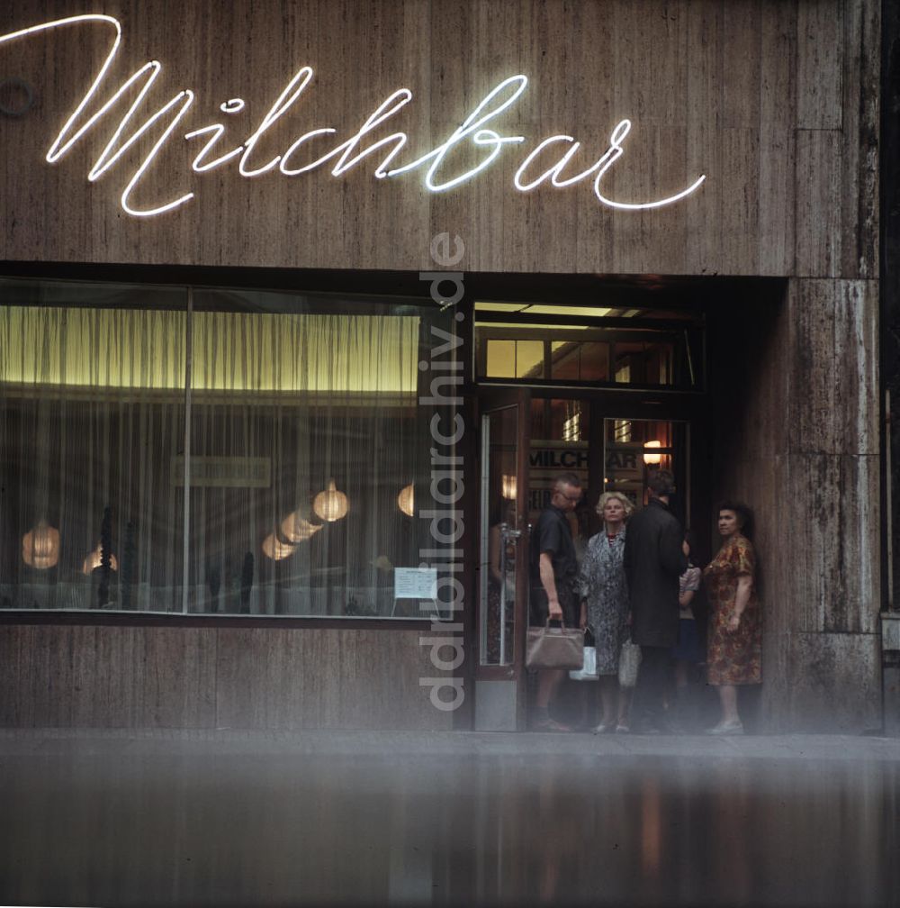 Leipzig: DDR - HO Milchbar in Leipzig 1968