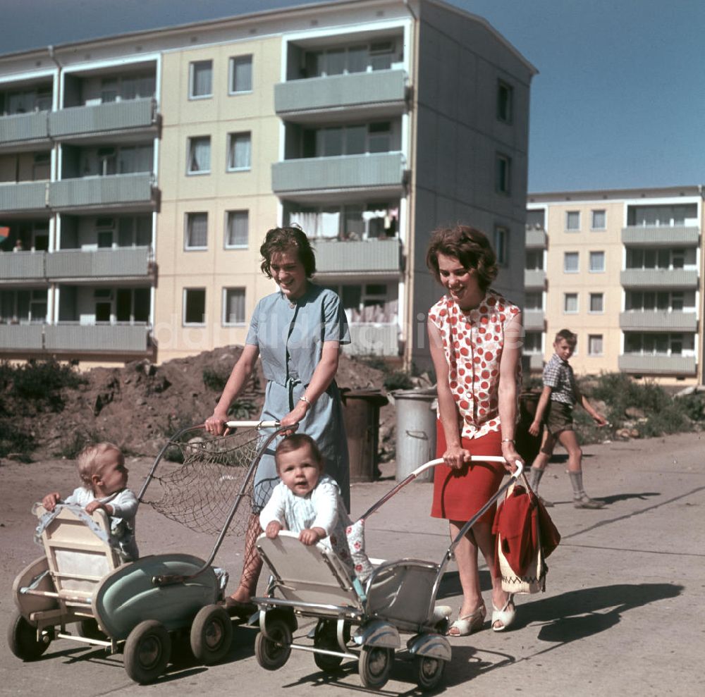 Berlin: DDR - Mütter in Berlin 1964