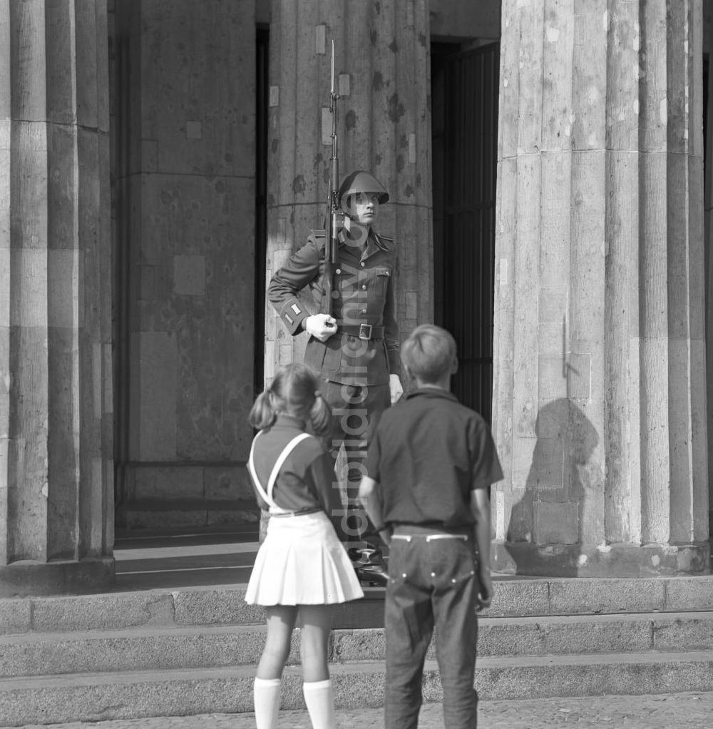 DDR-Bildarchiv: Berlin - DDR - Neue Wache in Berlin 1969