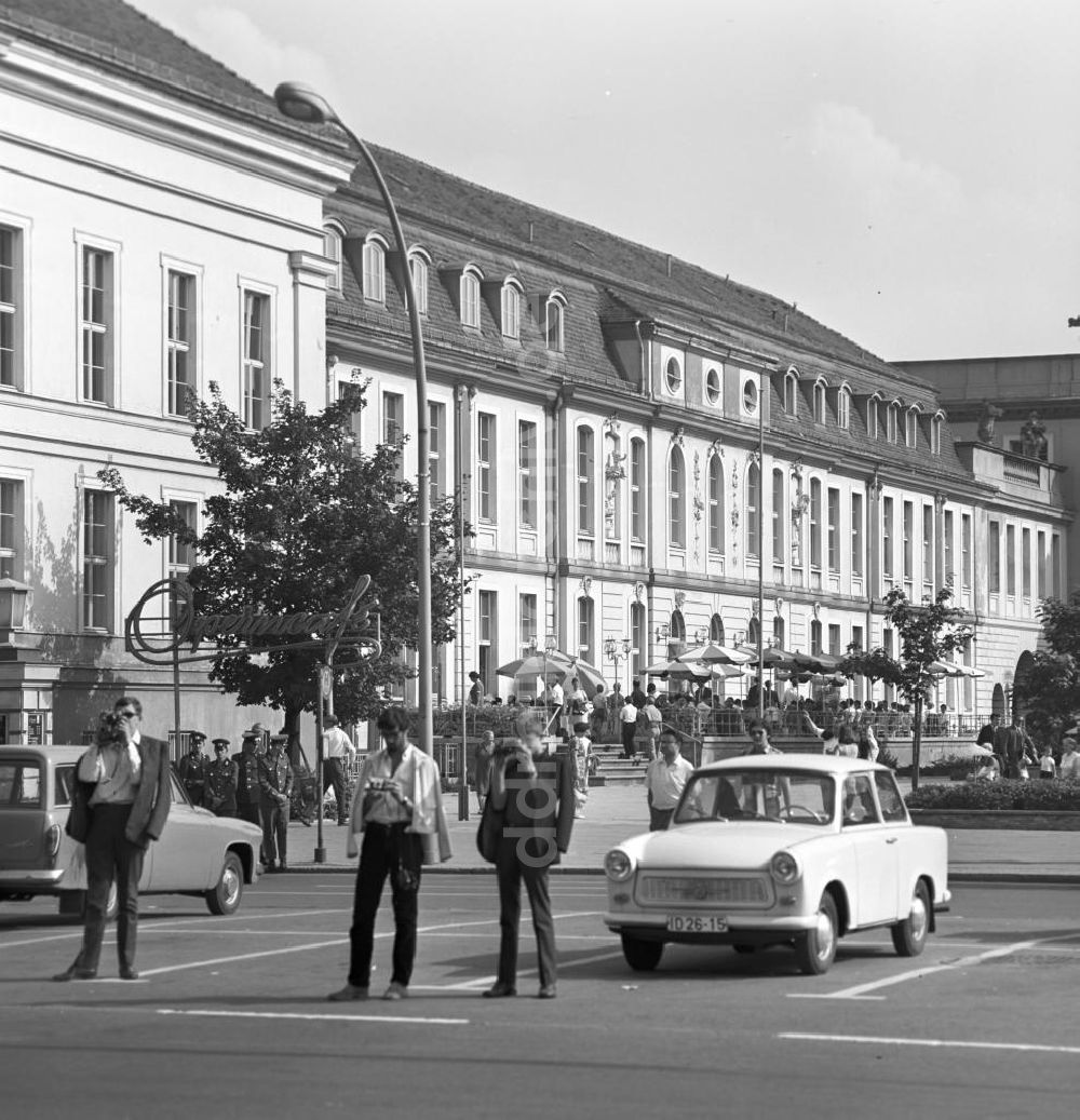 DDR-Bildarchiv: Berlin - DDR - Opernpalais in Berlin 1969