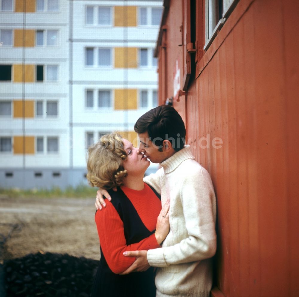 Berlin: DDR - Paar im Neubauviertel 1970er Jahre