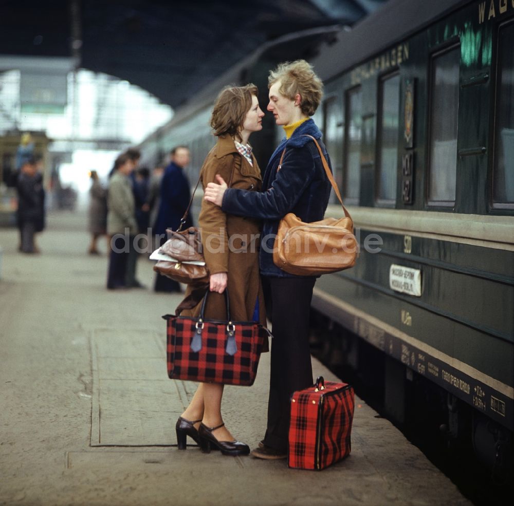 Berlin: DDR - Paar am Zug 1970er Jahre