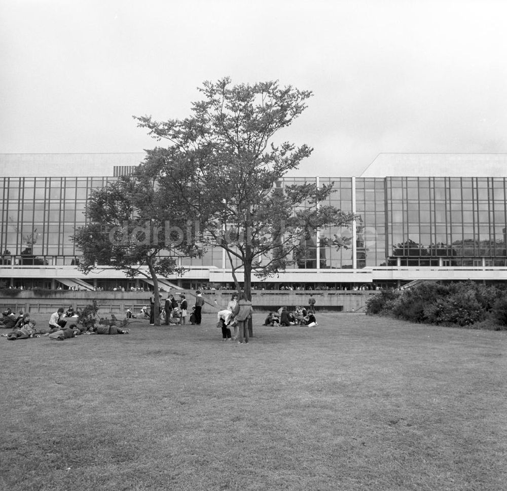 DDR-Fotoarchiv: Berlin - DDR - Am Palast der Republik 1985
