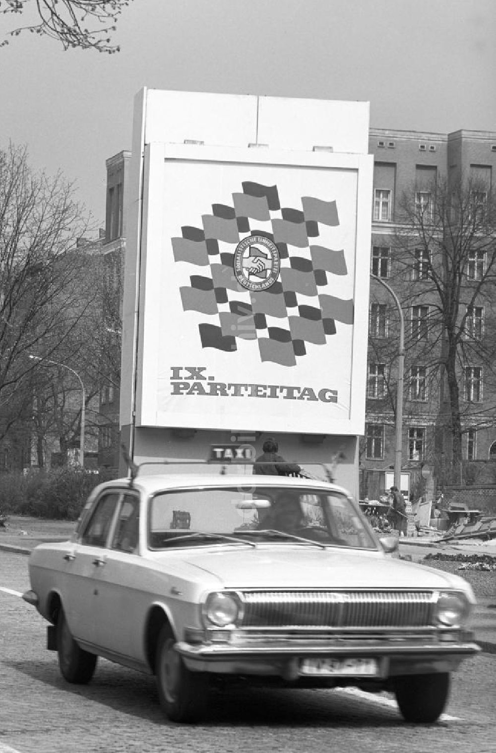Berlin: DDR - Propaganda zum IX. Parteitag der SED 1976
