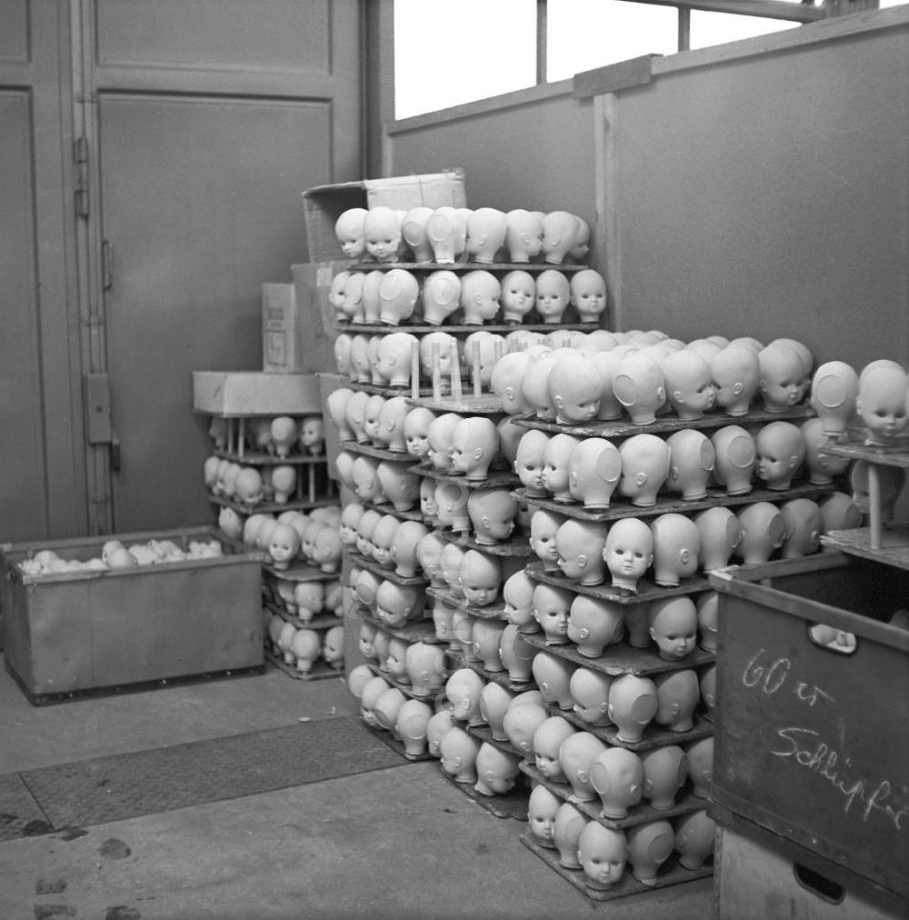 Sonneburg: DDR - Puppenfabrikation im VEB Sonneberg 1973