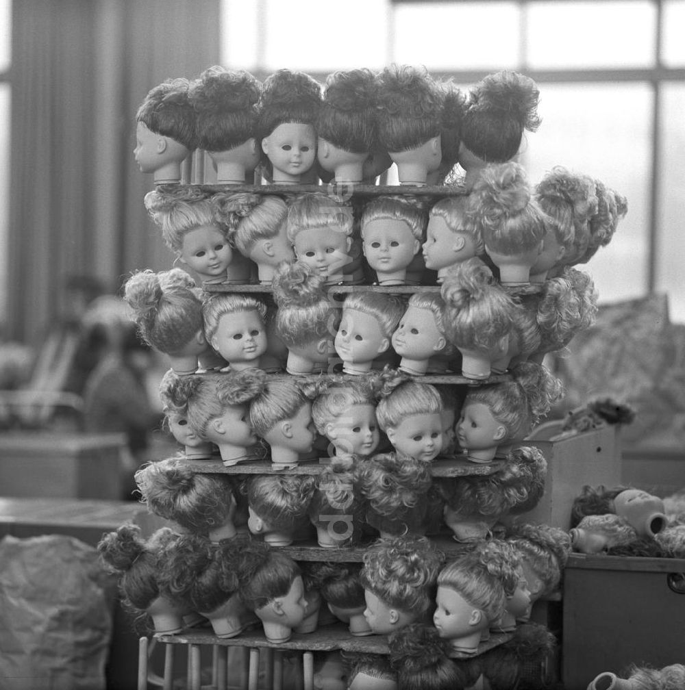 DDR-Fotoarchiv: Sonneburg - DDR - Puppenfabrikation im VEB Sonneberg 1973