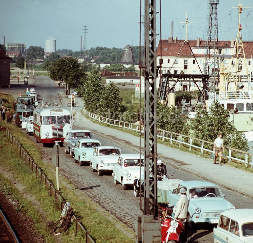 DDR-Bildarchiv: Stralsund - DDR - Rügendamm 1966