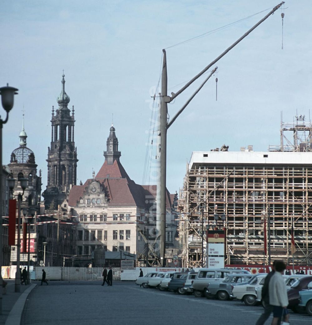 DDR-Bildarchiv: Dresden - DDR - Schloß und Kulturpalast in Dresden 1968