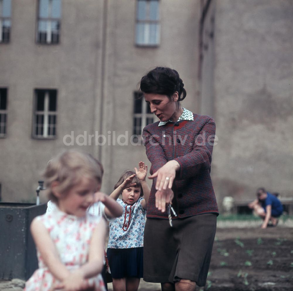 Berlin: DDR - Schulgarten 1967
