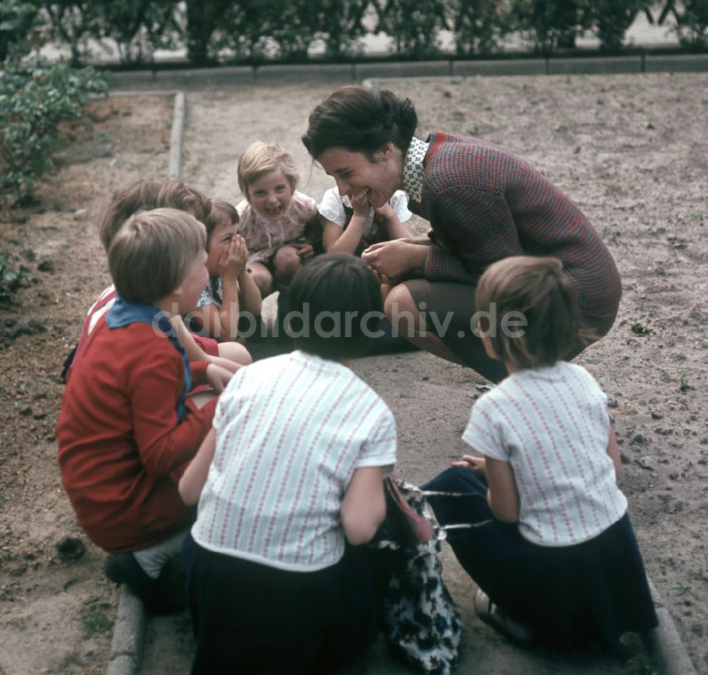 DDR-Fotoarchiv: Berlin - DDR - Schulgarten 1967