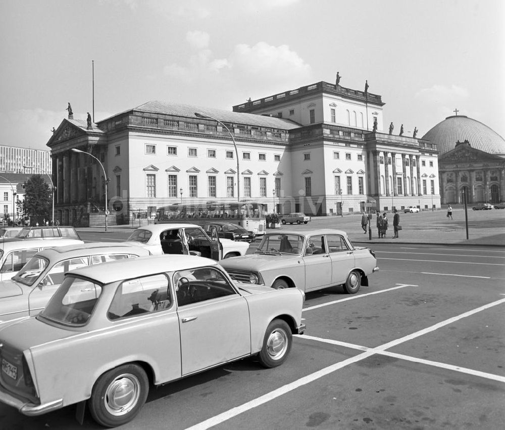 DDR-Bildarchiv: Berlin - DDR - Staatsoper und Hedwigs-Kathedrale in Berlin 1969