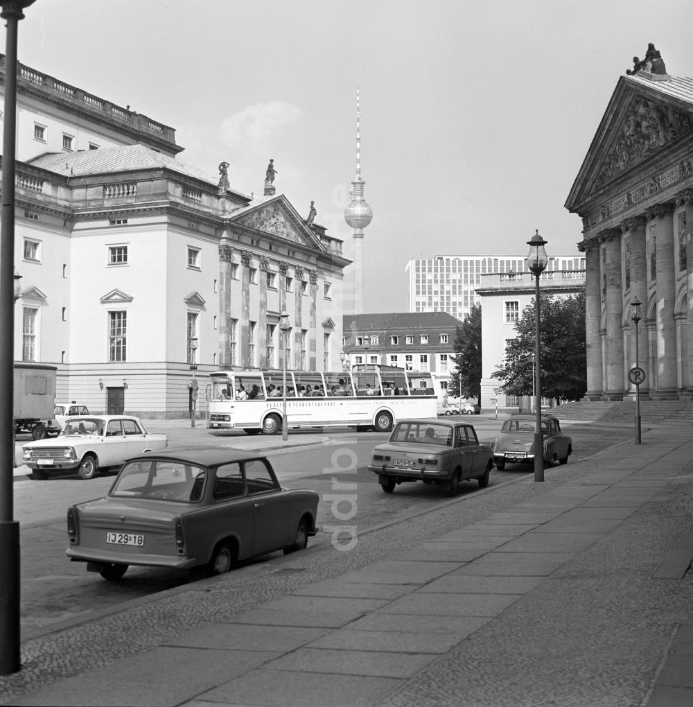 DDR-Fotoarchiv: Berlin - DDR - Staatsoper und Hedwigs-Kathedrale in Berlin 1969