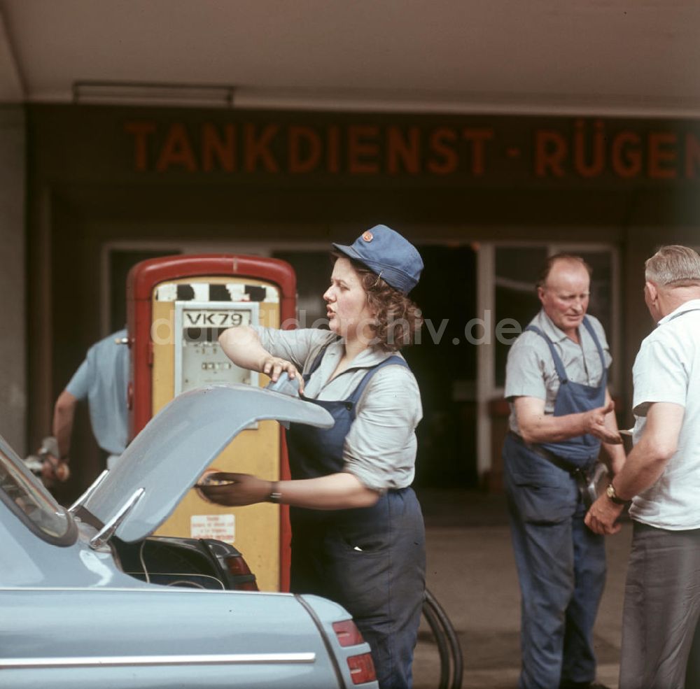 DDR-Fotoarchiv: Stralsund - DDR - Tankdienst Rügen 1966