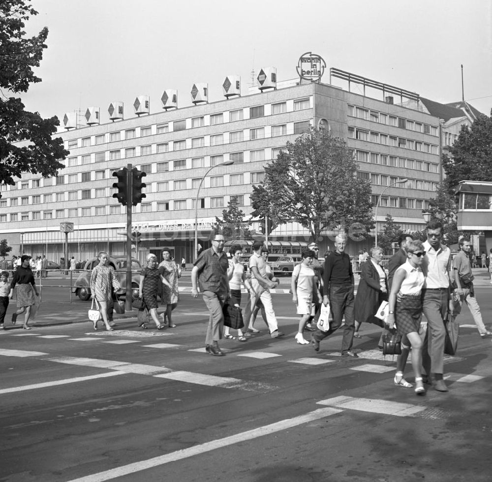 Berlin: DDR - Unter den Linden in Berlin 1969