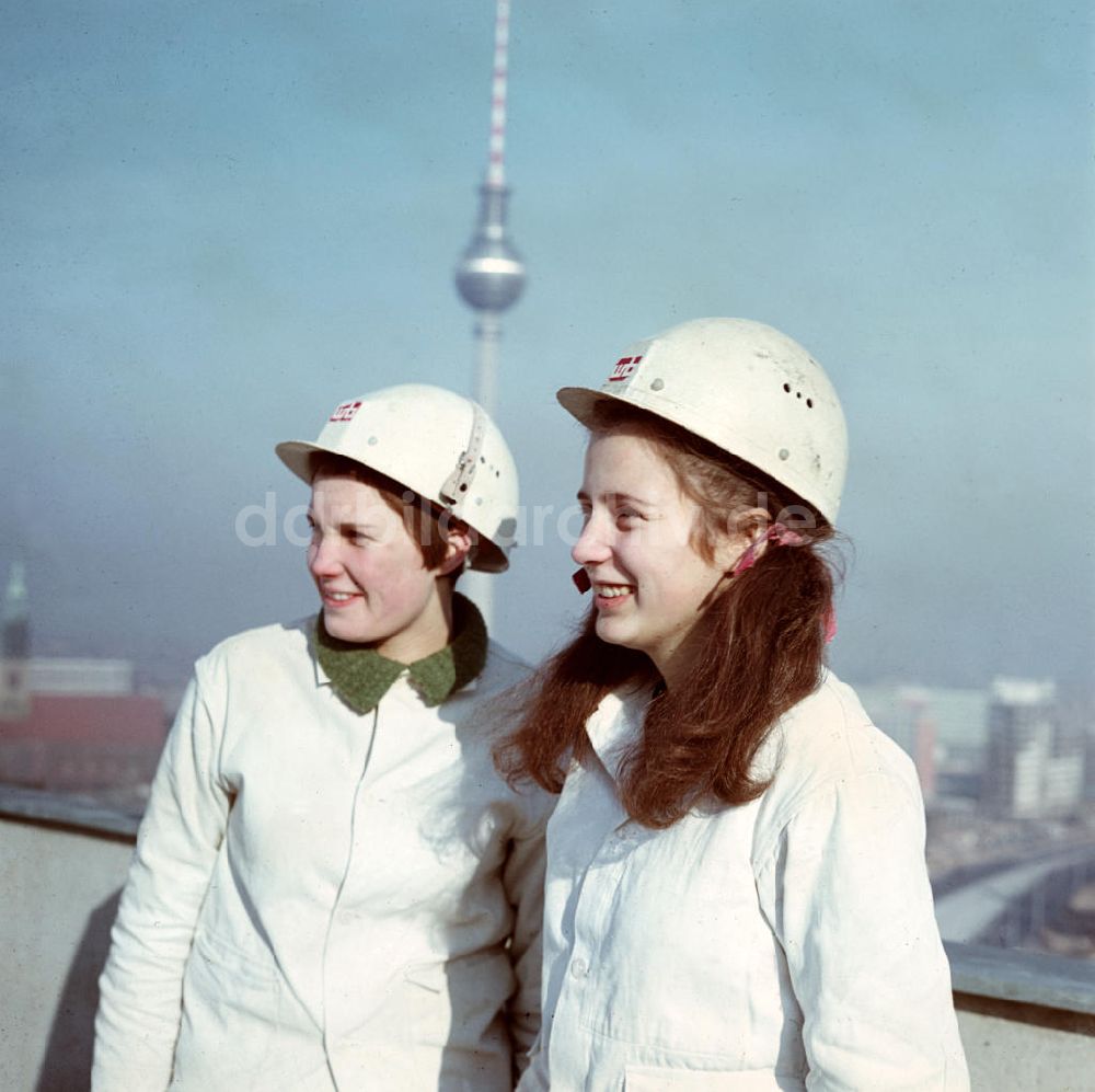 DDR-Bildarchiv: Berlin - DDR - Weibliche Lehrlinge auf dem Bau 1969