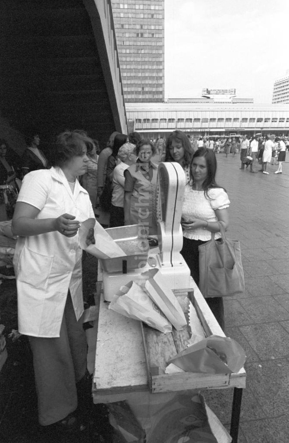 DDR-Fotoarchiv: Berlin - DDR - Weintraubenverkauf auf dem Alex 1975
