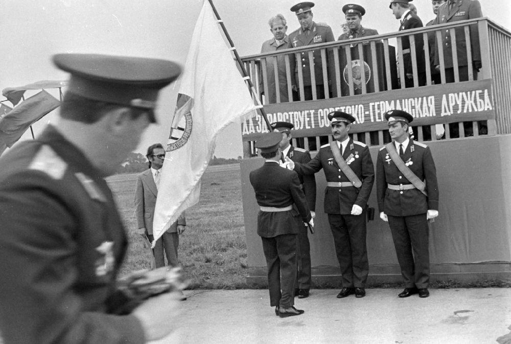 DDR-Bildarchiv: Ribnitz-Damgarten - Delegation der DSF auf dem sowjetischen Flugplatz in Ribnitz-Damgarten in der DDR