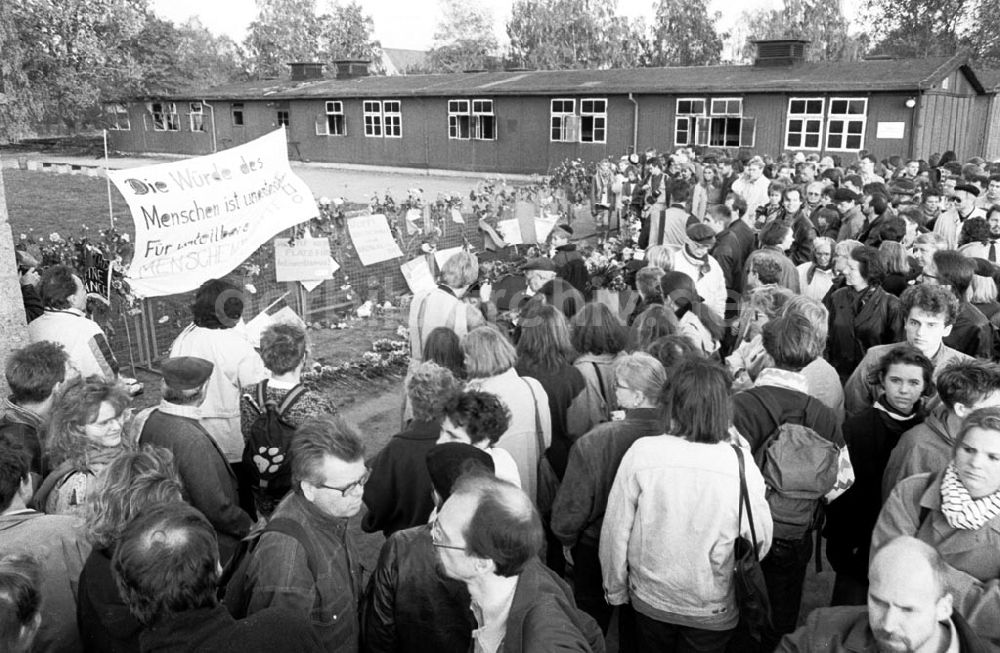 DDR-Bildarchiv: Sachsenhausen - Demo gegen Ausländerhaß in Sachsenhausen 04.10.92 Foto: ND/Lange Umschlagnummer: 1174