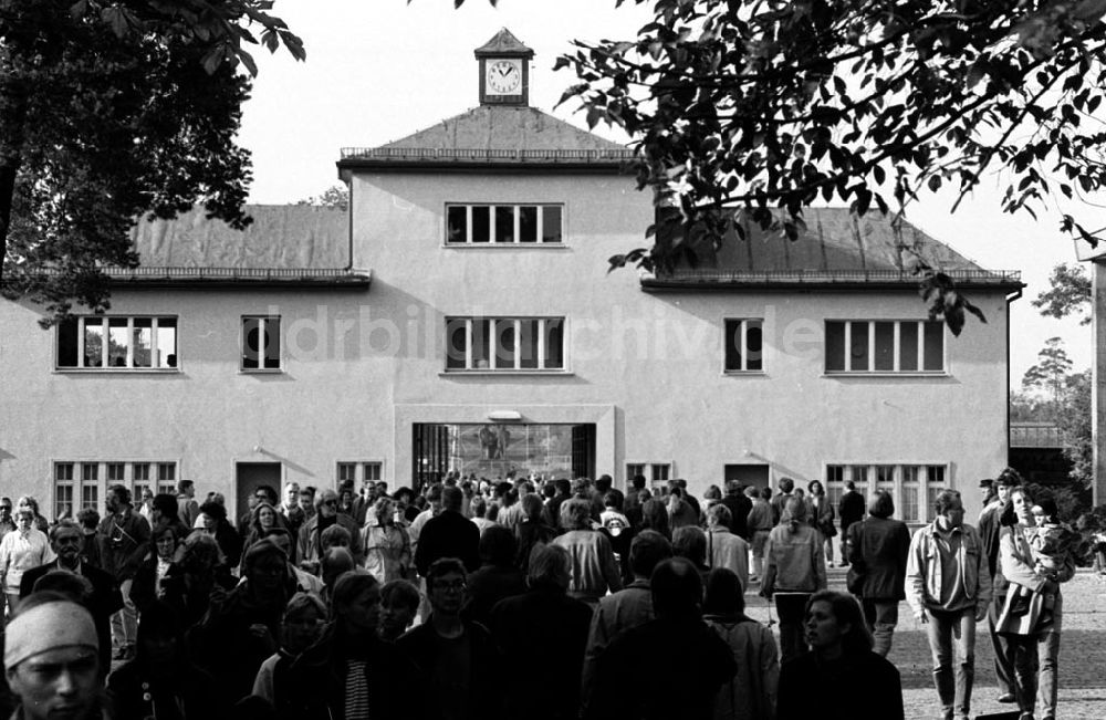 Sachsenhausen: Demo gegen Ausländerhaß in Sachsenhausen 04.10.92 Foto: ND/Lange Umschlagnummer: 1174