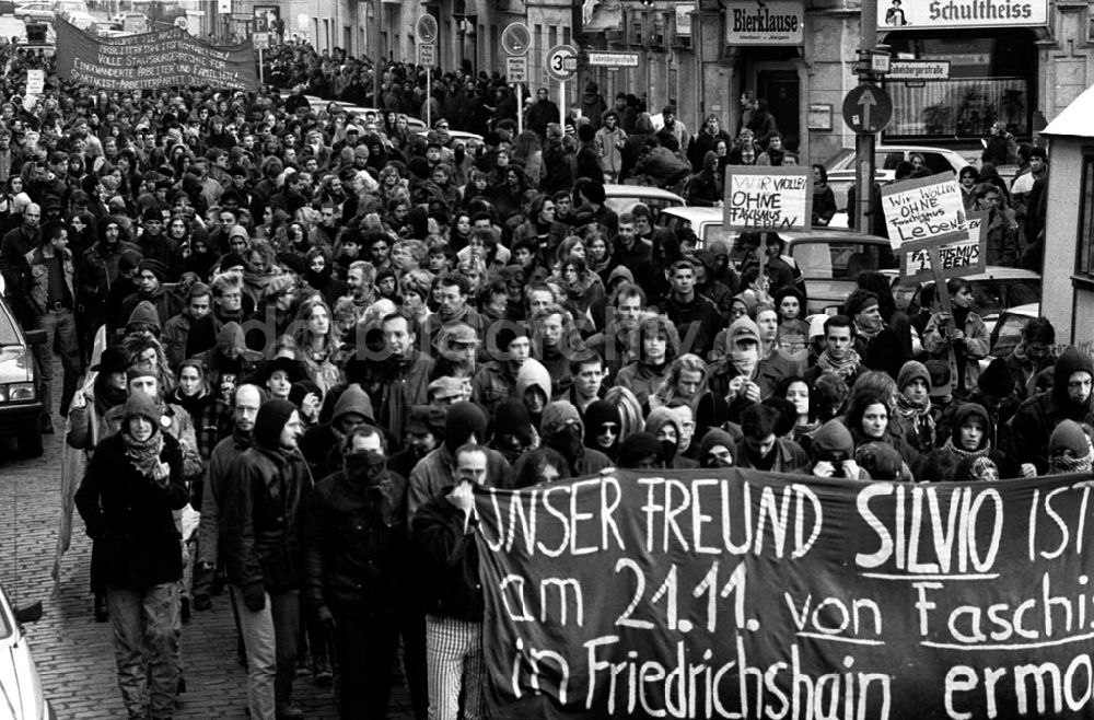 DDR-Bildarchiv: Berlin - Demo gegen Ermordung von Hausbesetzer 22.11.92 Foto: ND/Lange Umschlagnummer: 1213