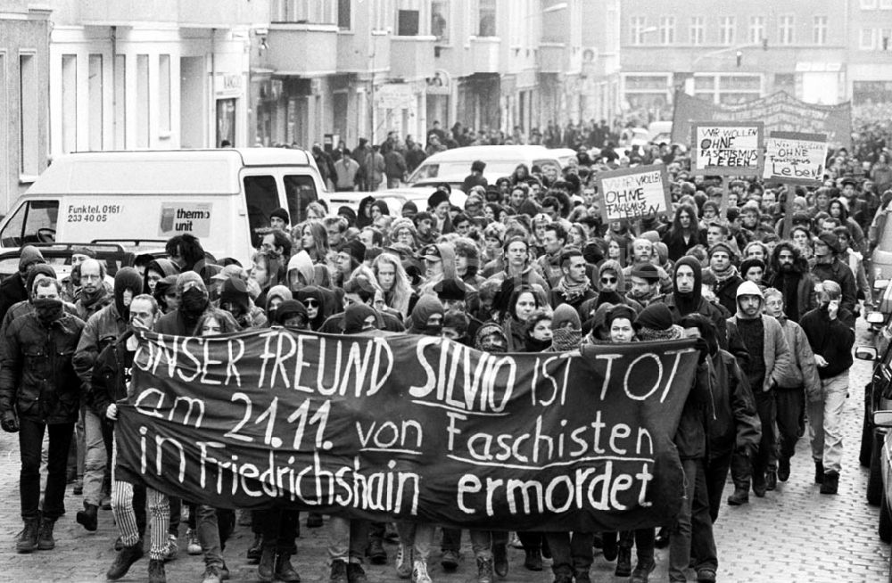 DDR-Fotoarchiv: Berlin - Demo gegen Ermordung von Hausbesetzer 22.11.92 Foto: ND/Lange Umschlagnummer: 1213