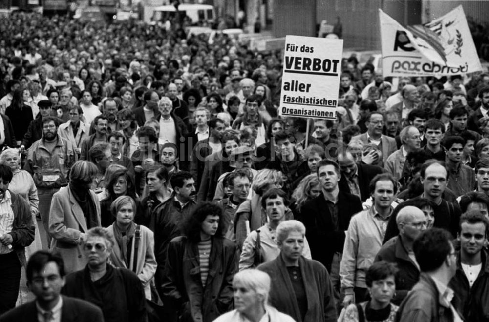 DDR-Bildarchiv: Berlin - Demo gegen Gewalt gegen Ausländer 16.09.92 Foto:ND/ Lange Umschlag 1151
