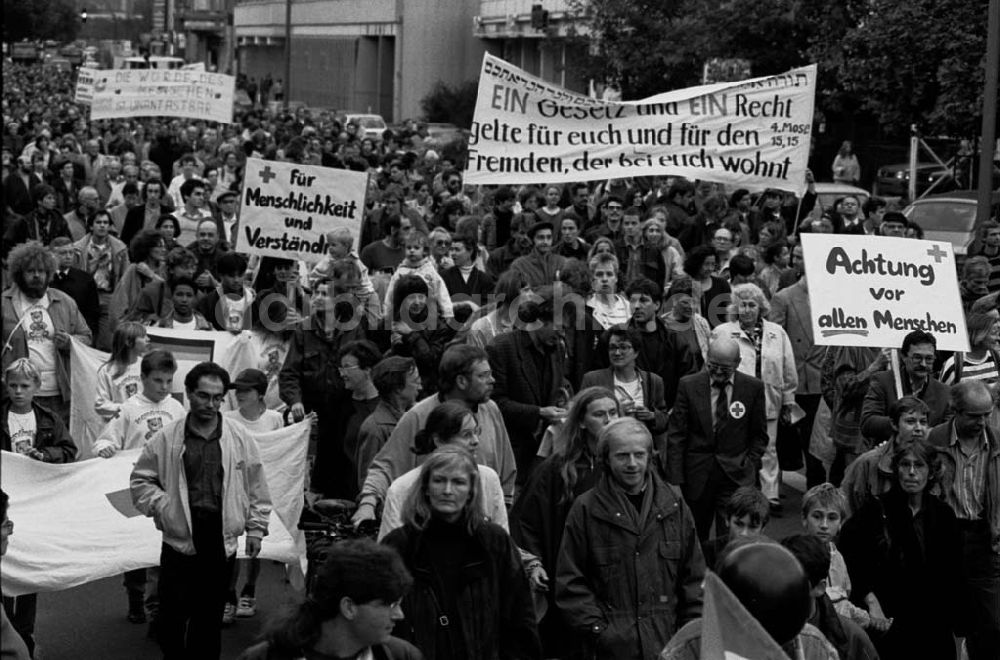 Berlin: Demo gegen Gewalt gegen Ausländer 16.09.92 Foto:ND/ Lange Umschlag 1151