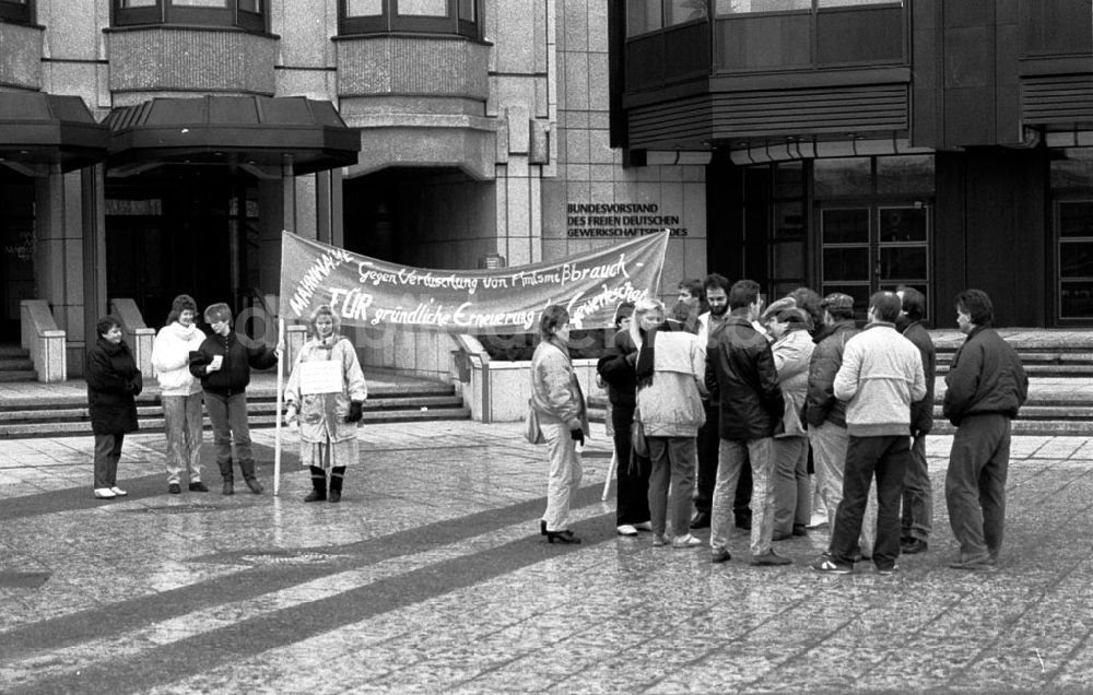 Berlin-Mitte: Demo der Gewerkschaftsschule vor dem FDGB-Haus gegen den Mißbrauch der Gewerkschaftsgelder/Soligelder 05