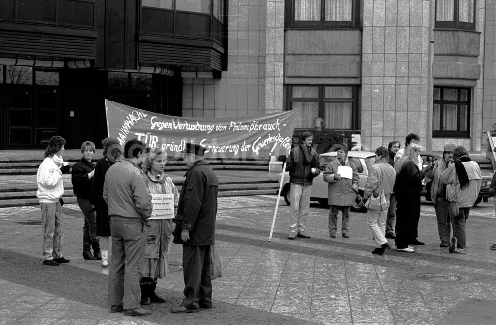 DDR-Bildarchiv: Berlin-Mitte - Demo der Gewerkschaftsschule vor dem FDGB-Haus gegen den Mißbrauch der Gewerkschaftsgelder/Soligelder 05
