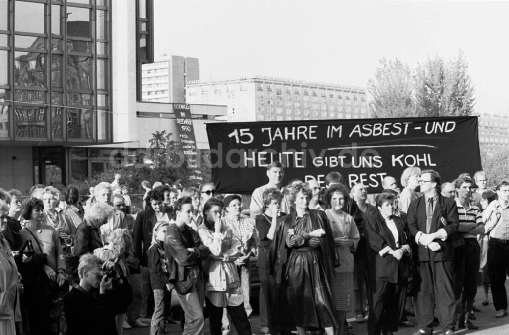 DDR-Fotoarchiv: Berlin - Demo der Palast-Mitarbeiter Foto: Winkler Umschlagnummer: 1314