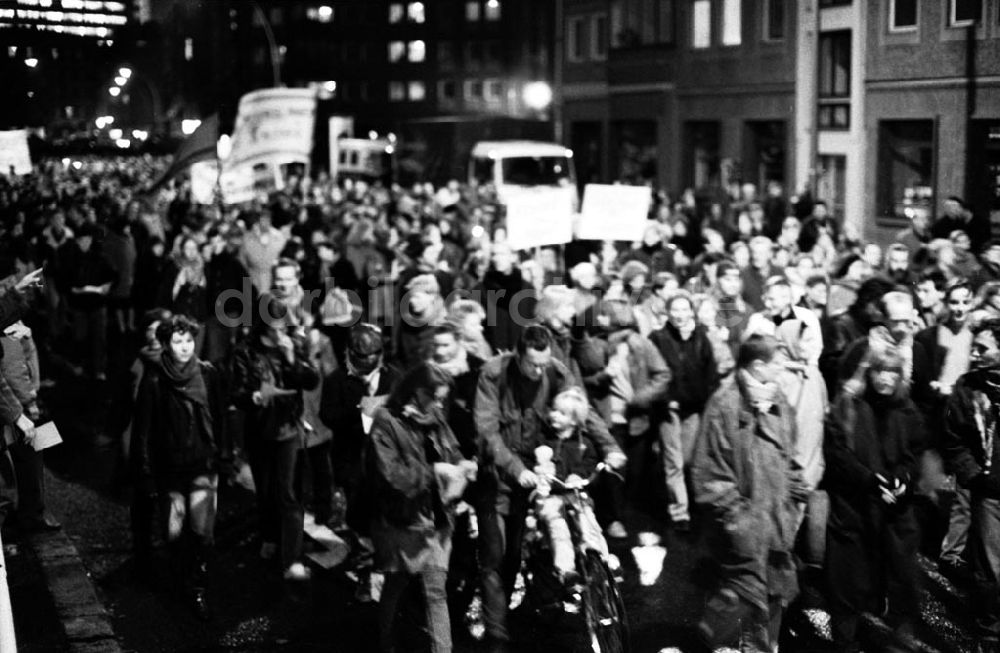 DDR-Fotoarchiv: Berlin-Mitte - Demo Rosa-Luxemburg-Platz Fremdenhaß ist Menschenhaß 04.11.92 Foto: ND/Lange Umschlagnummer: 1196