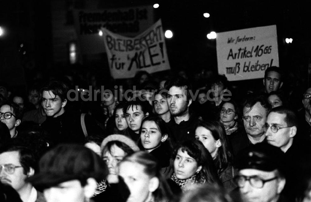 DDR-Bildarchiv: Berlin-Mitte - Demo Rosa-Luxemburg-Platz Fremdenhaß ist Menschenhaß 04.11.92 Foto: ND/Lange Umschlagnummer: 1196
