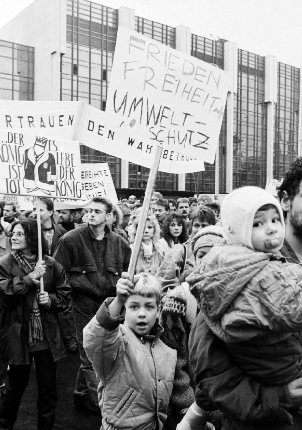 DDR-Bildarchiv: Berlin - Demonstranten ziehen am Palast der Republik vorbei