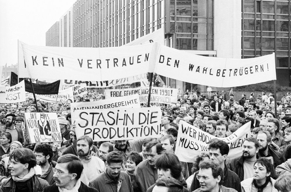 DDR-Fotoarchiv: Berlin - Demonstranten ziehen am Palast der Republik vorbei