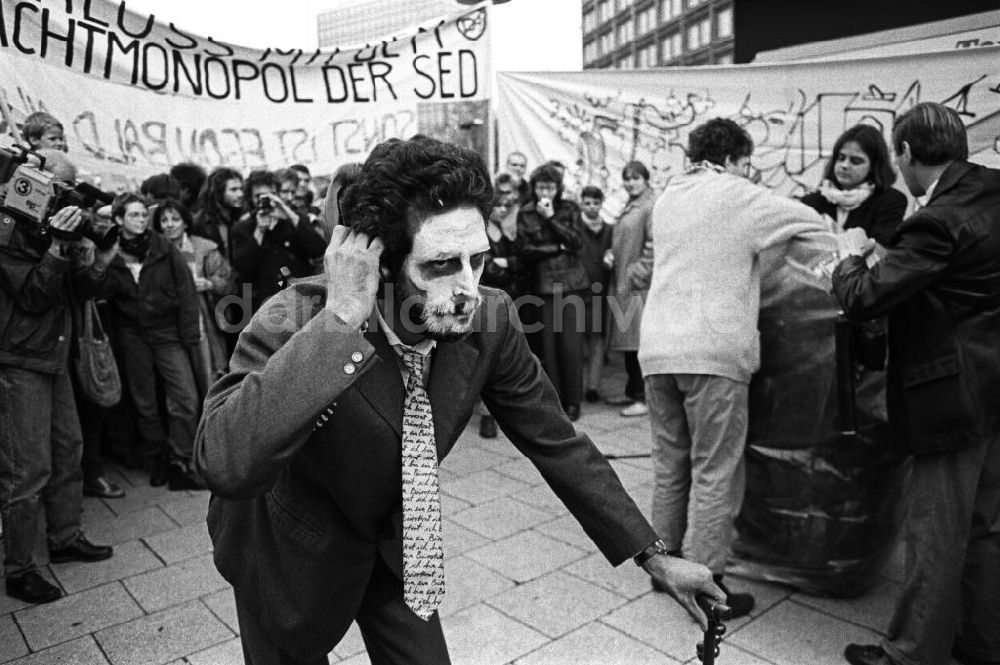 Berlin: Demonstration am 09.11.1989 auf dem Alexanderplatz in Berlin