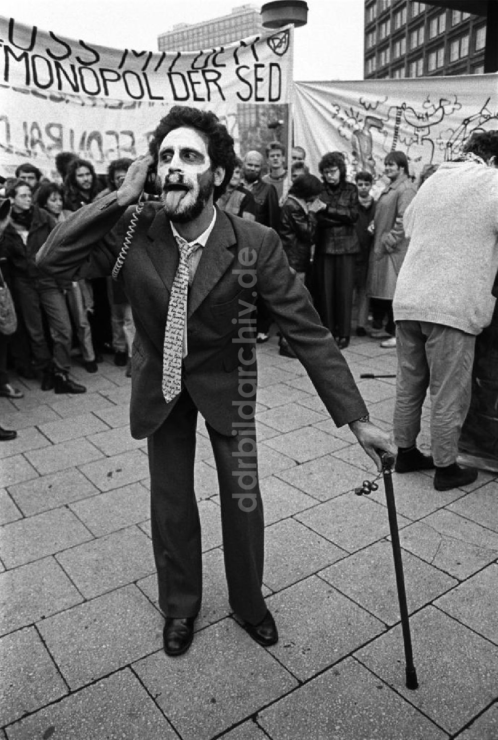 DDR-Bildarchiv: Berlin - Demonstration am 09.11.1989 auf dem Alexanderplatz in Berlin