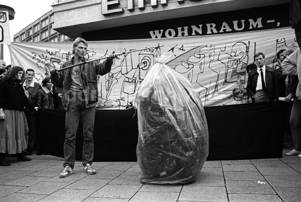 DDR-Fotoarchiv: Berlin - Demonstration am 09.11.1989 auf dem Alexanderplatz in Berlin