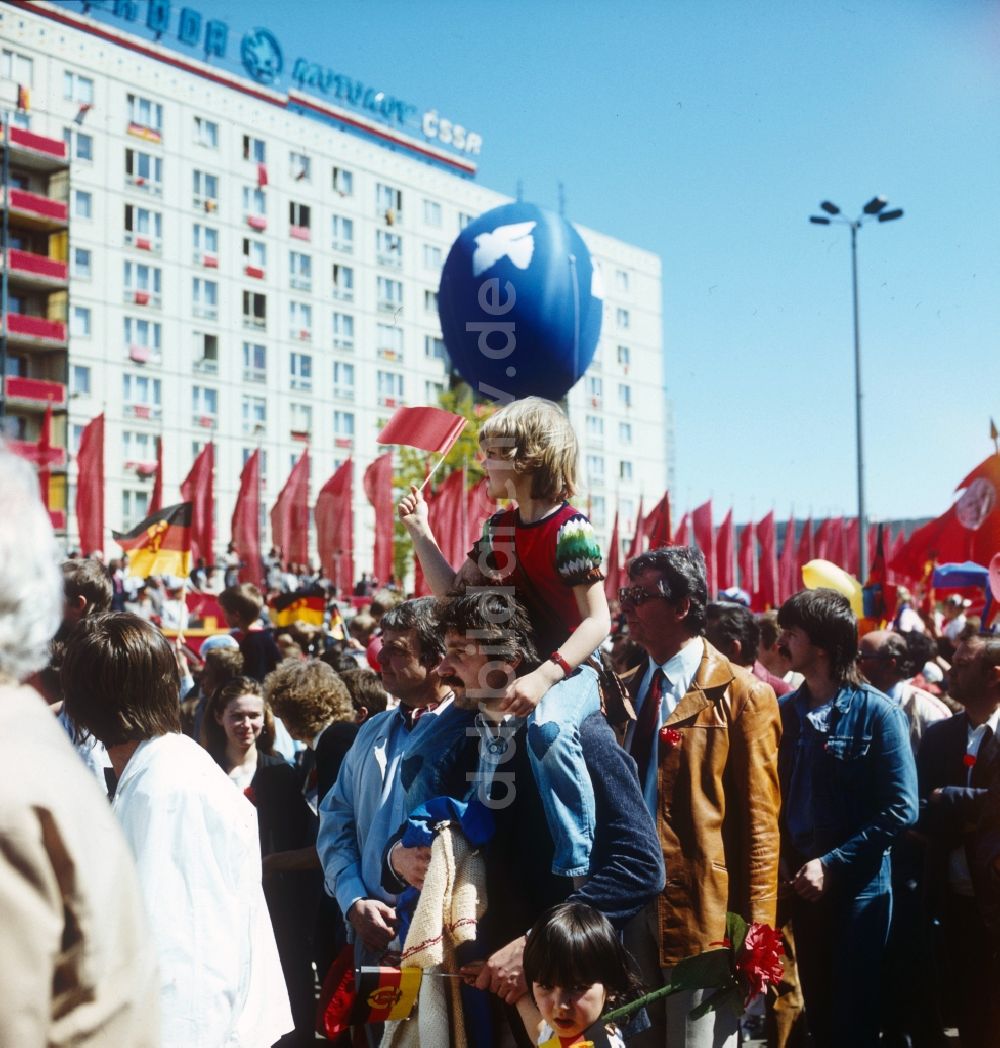 DDR-Fotoarchiv: Berlin - Mitte - Demonstration anlässlich des 1. Mai 1986 in Berlin der Hauptstadt der DDR
