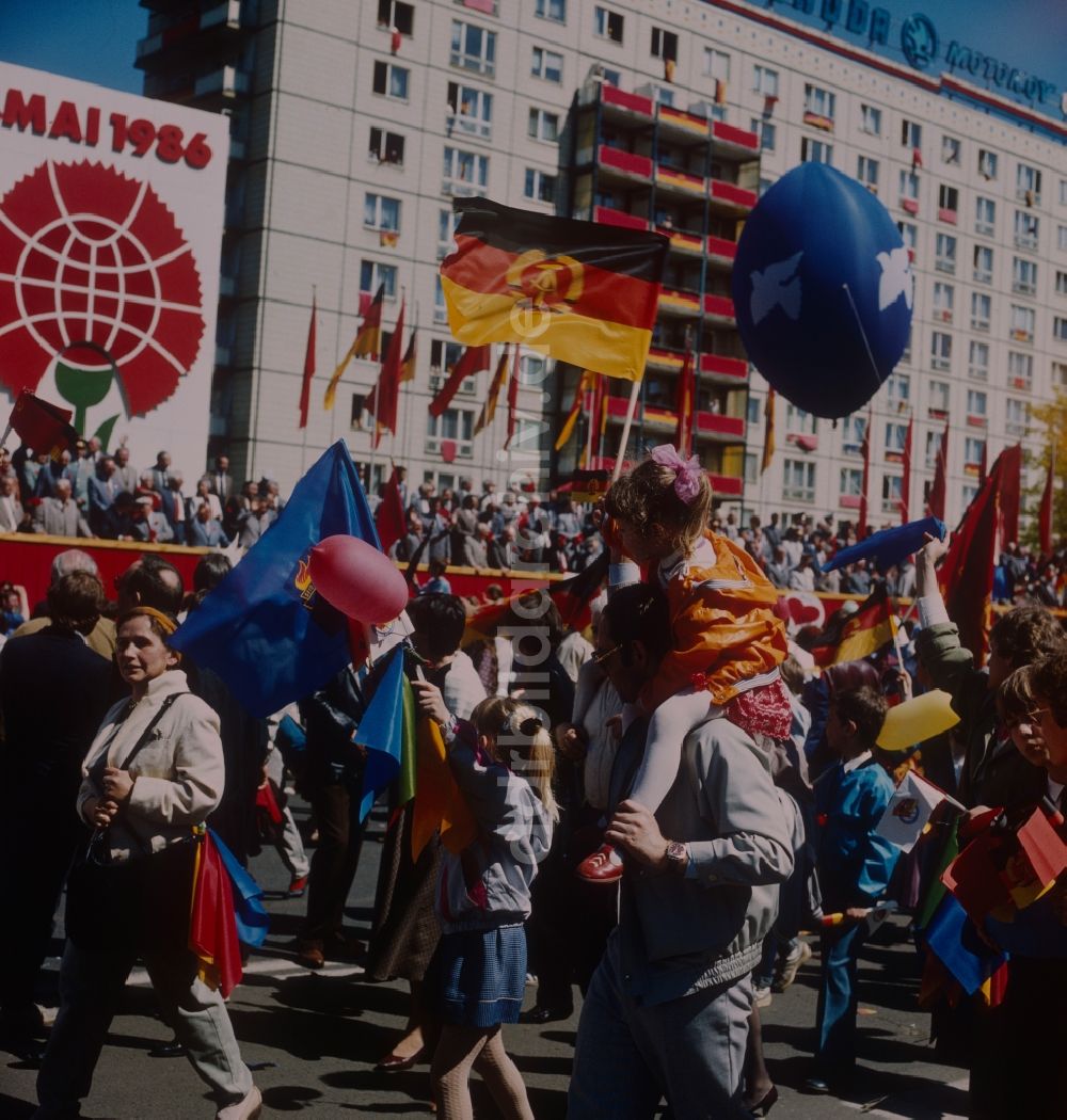 Berlin - Mitte: Demonstration anlässlich des 1. Mai 1986 in Berlin der Hauptstadt der DDR